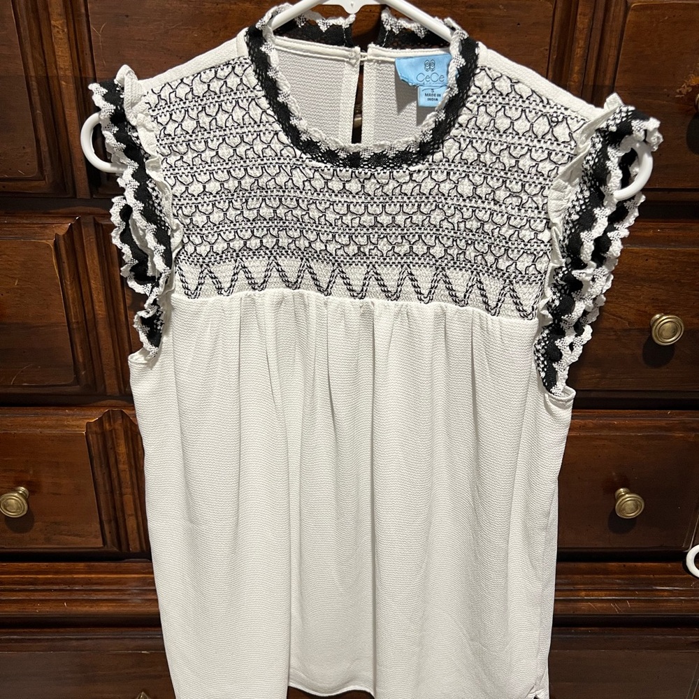 CeCe sleeveless top size small.   Great material!